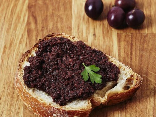 Il patè d’olive, per dare un tocco di sapore e per aromatizzare un piatto di verdure, pasta o pesce.